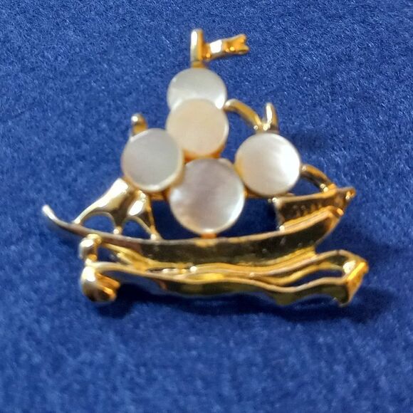 Vintage Gold Tone Metal  Mother of Pearl Disc Ship Brooch Cottagecore Nautical - Picture 1 of 7